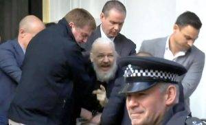 Read more about the article O que está por trás do livro que Assange segurou ao ser preso?